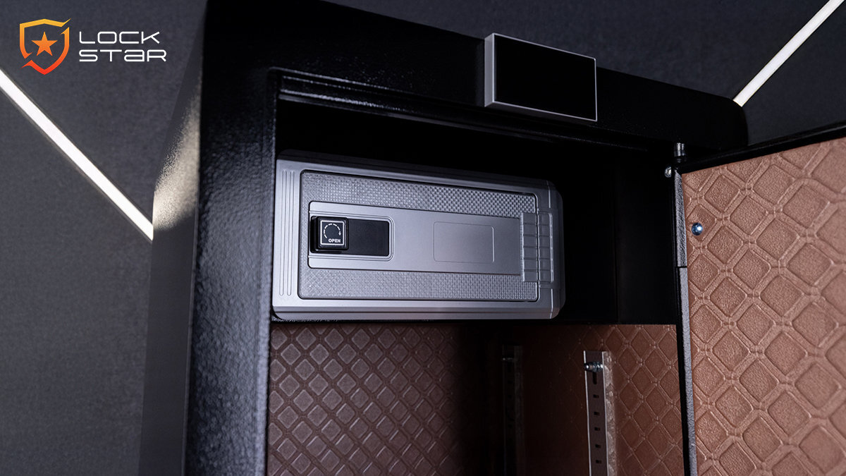 Otwarty sejf z elektronicznym panelem na kod i odcisk palca, wewnątrz wyłożony materiałem o wzorze rombów. W lewym górnym rogu widoczne jest logo z napisem \'LOCK STAR\'.