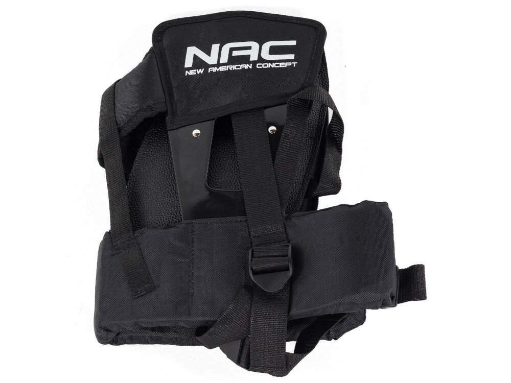 Czarny pas naramienny z logo \'NAC NEW AMERICAN CONCEPT\' na górze, wyposażony w klamrę i regulowane paski.