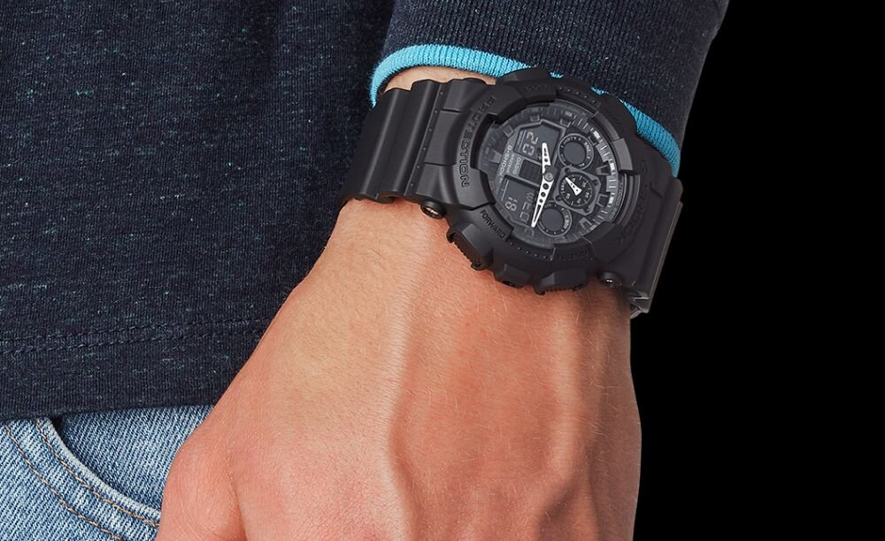 Na zdjęciu widoczny jest czarny zegarek sportowy na nadgarstku osoby, z wyraźnym logo CASIO na tarczy. Zegarek ma masywną kopertę i gumowy pasek.
