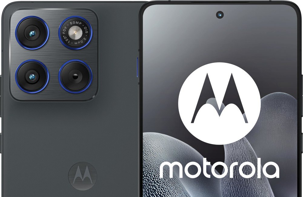 Na obrazie widoczny jest smartfon z trzema obiektywami aparatu oraz logo \'motorola\' na ekranie. Obudowa telefonu jest grafitowa z wyraźnym logo producenta na tylnej części.