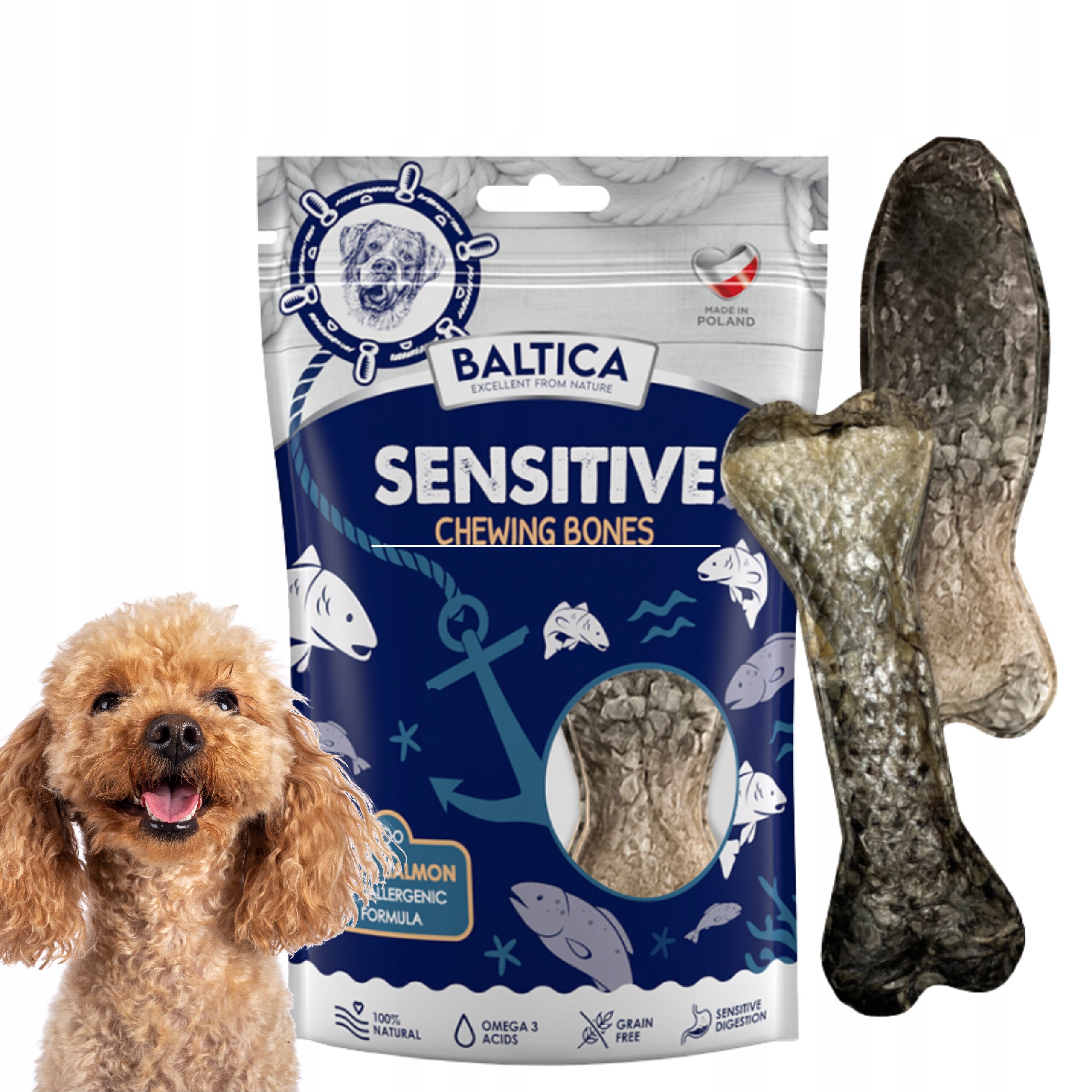 Opakowanie produktu Baltica Sensitive Chewing Bones z grafiką ryb i kotwicy oraz widocznym tekstem: \'SALMON HYPOALLERGENIC FORMULA\'. Obok opakowania znajduje się pies oraz dwie kości do żucia.