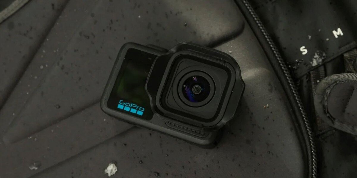 Kamera GoPro Mission 1 leżąca na plecaku.