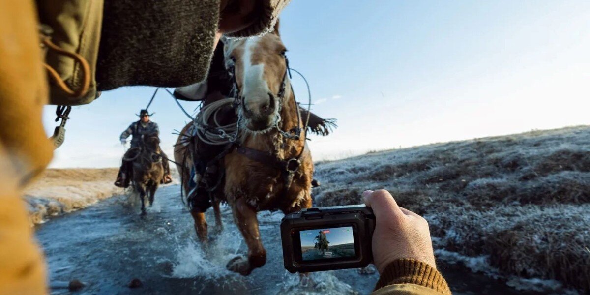 Osoba nagrywająca biegnące konie kamerą GoPro Mission 1.