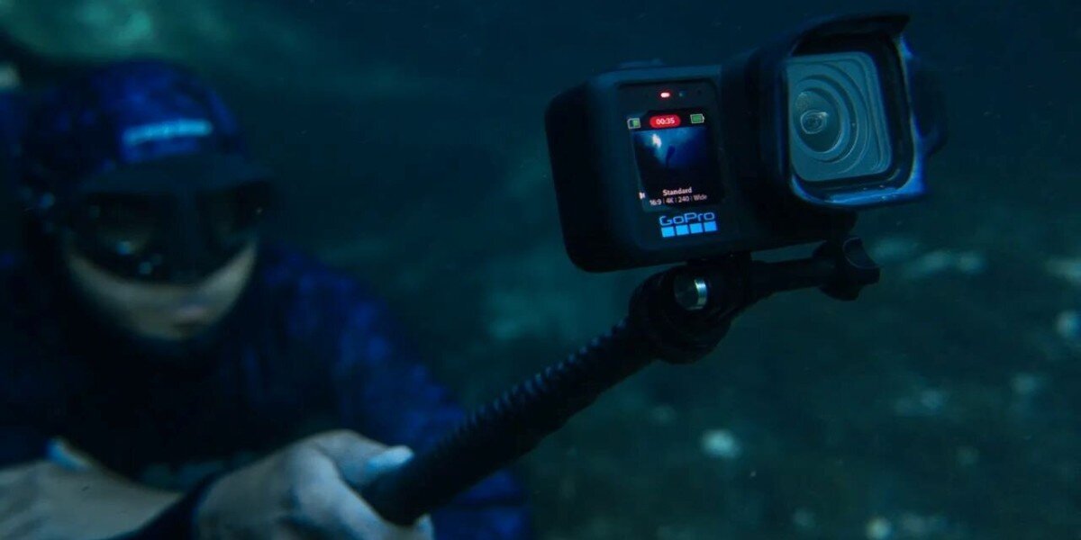 Osoba używająca kamerę GoPro Mission 1 pod wodą.