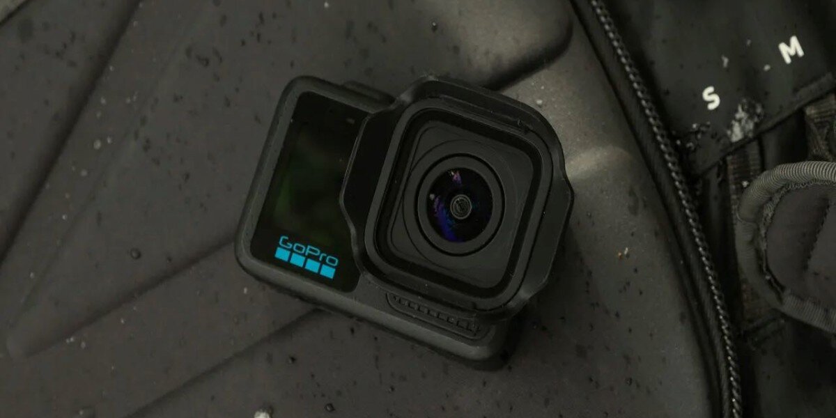 Kamera GOPRO Mission 1 Pro leżąca na plecaku.