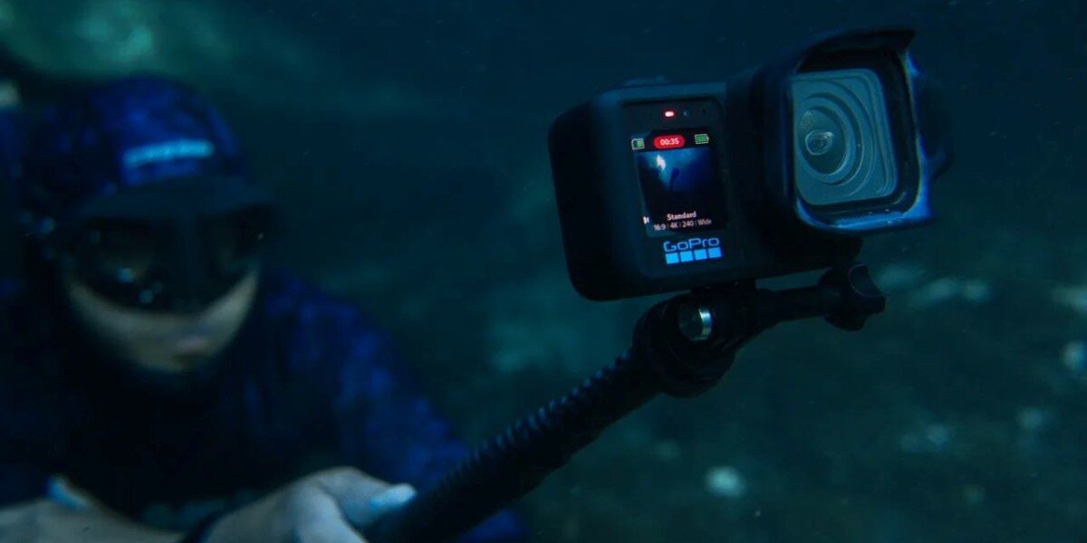 Osoba nagrywająca kamerą GOPRO Mission 1 Pro pod wodą.
