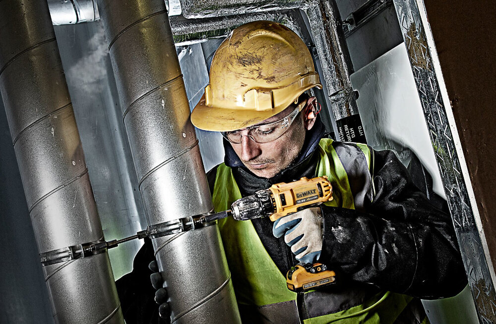 Zestaw Combo DEWALT DCK211D2T wiertarko-wkretarka udarowa DEWALT DCD710 maksymalny moment obrotowy 15 Nm miekki 24 Nm twardy dwubiegowa przekladnia I bieg 0-400 obr/min II bieg 0-1500 obr/min wbudowane oswietlenie LED predkosc do 1500 obr./min szybkie wiercenie i wkrecanie