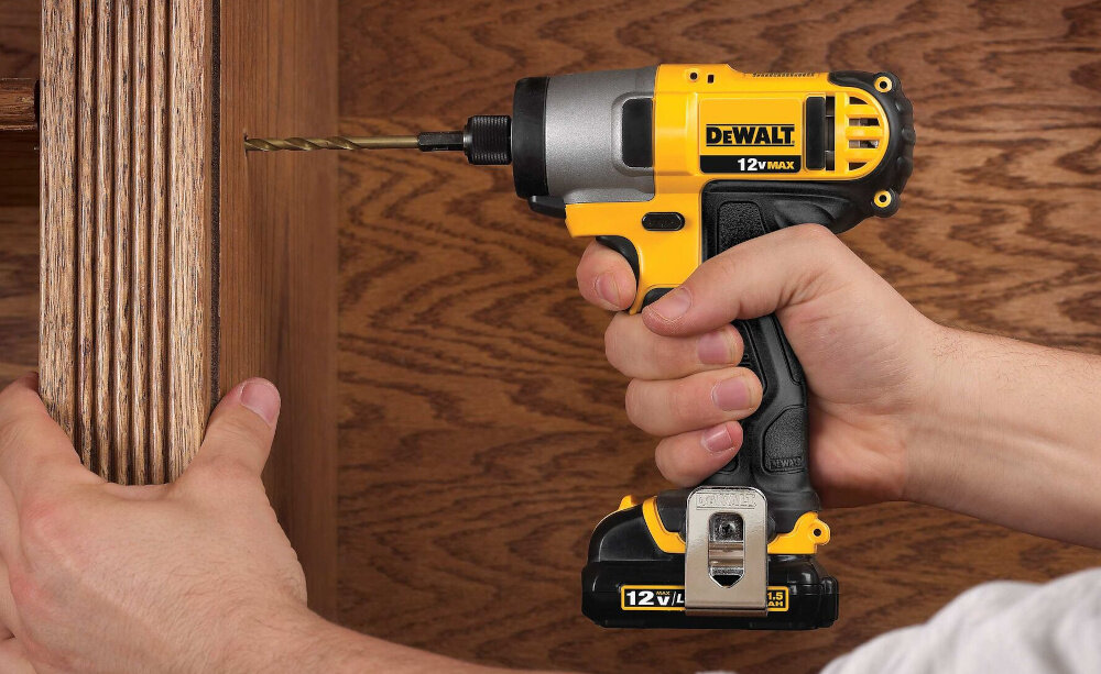 Zestaw Combo DEWALT DCK211D2T zakretarka udarowa DEWALT DCF815 potezny moment obrotowy 107 Nm szybkie skuteczne dokrecanie srub i nakretek wydajny silik funkcja udaru o czestotliwosci 3400 ud/min regulowana predkosc obrotowa oswietlenie LED szybkozaciskowy uchwyt M10