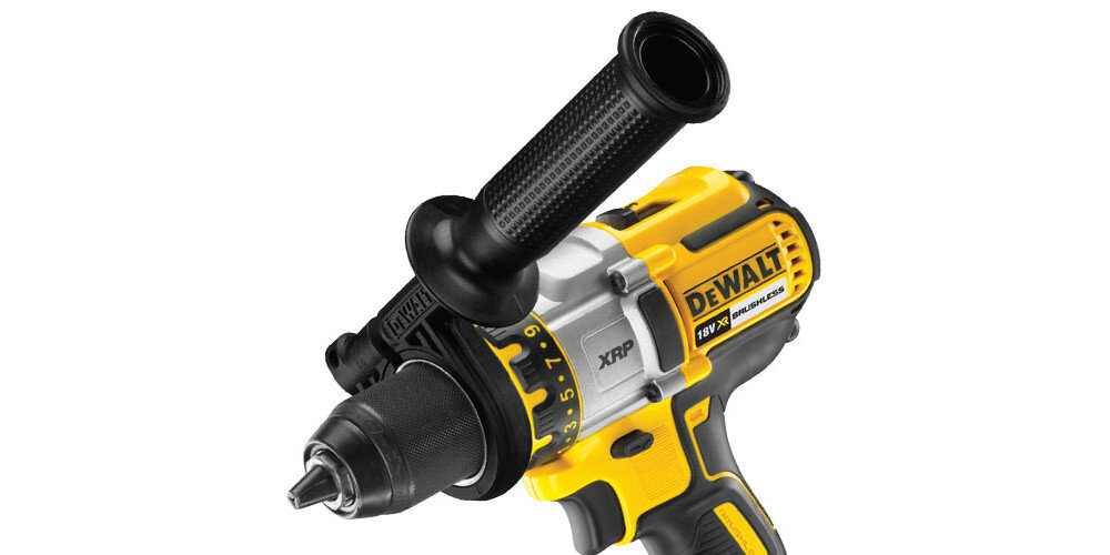 Wiertarko-wkrętarka DEWALT DCD991P2B solidny uchwyt kompaktowa konstrukcja do użytkowania w profesjonalnych warsztatach w warunkach domowych ergonomiczna rękojeść boczna pokryta antypoślizgowym tworzywem udoskonalona konstrukcja uchwytu
