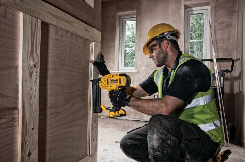 Gwoździarka DEWALT DCN680NT zasilanie akumulator Li-Ion 18 V silnik bezszczotkowy mechaniczny napęd