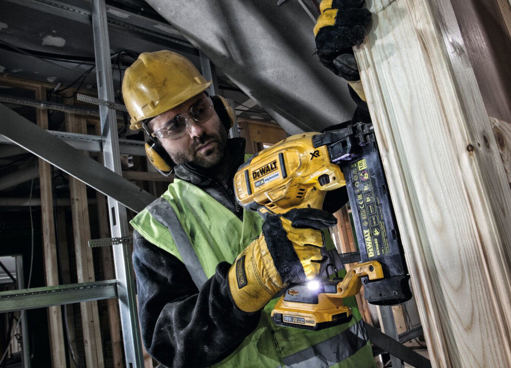 Gwoździarka DEWALT DCN680NT diody LED oświetlenie
