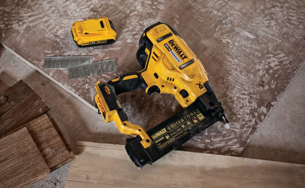 Gwoździarka DEWALT DCN680NT pokrętło regulacja głębokości wbijanych gwoździ możliwość szybkiego odblokowania zaciętych gwoździ wyzwalanie gwoździ przez naciśnięcie noska kontaktowego
