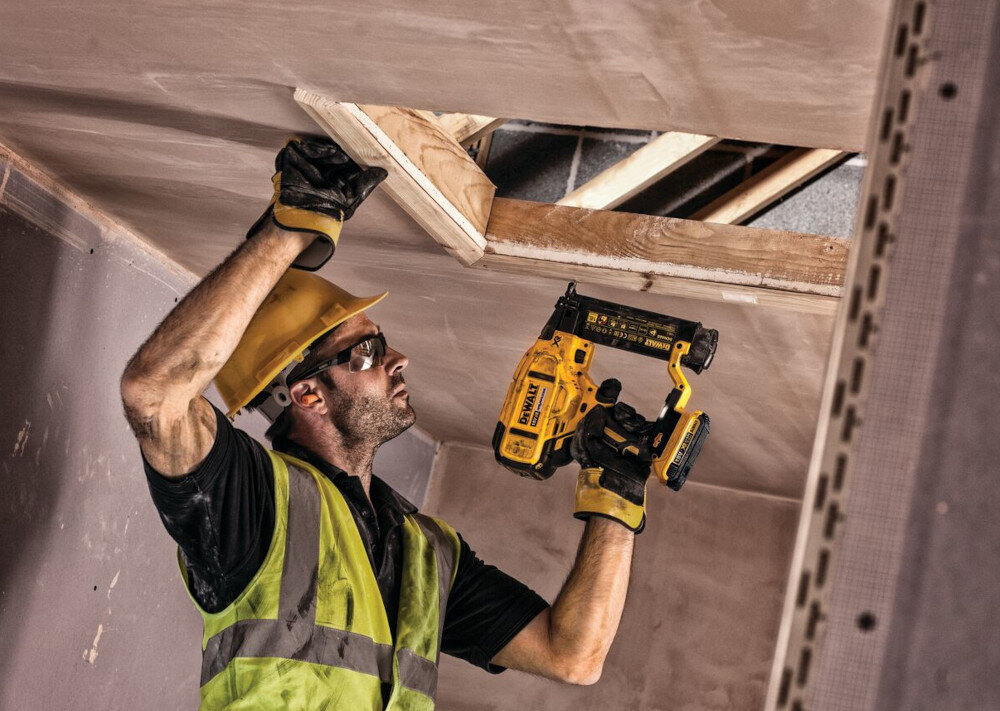 Gwoździarka DEWALT DCN680NT lekka i kompaktowa budowa waga 2,6 kg ergonomiczna i antypoślizgowa rękojeść