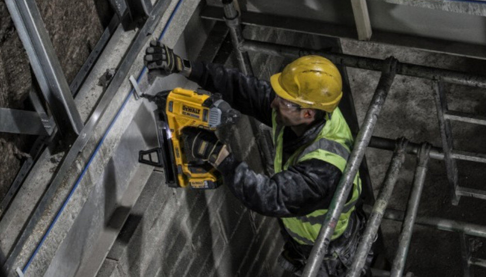 Gwoździarka akumulatorowa DEWALT DCN890P2-QW swiatlo LED