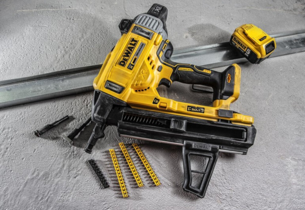 Gwoździarka akumulatorowa DEWALT DCN890N przystosowana do gwozdzi o dlugosci od 13 mm do 57 mm o srednicy 2,6 do 3,7 mm do pracy w stali betonie montazu plyt kartonowo-gipsowych