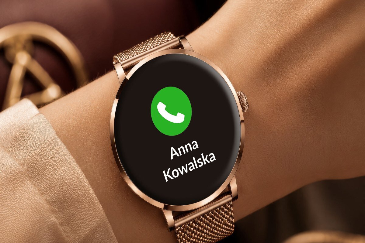 Smartwatch 3MK Altora Vivid Lady na jasnym tle, na ekranie widoczne jest przychodzące połączenie.