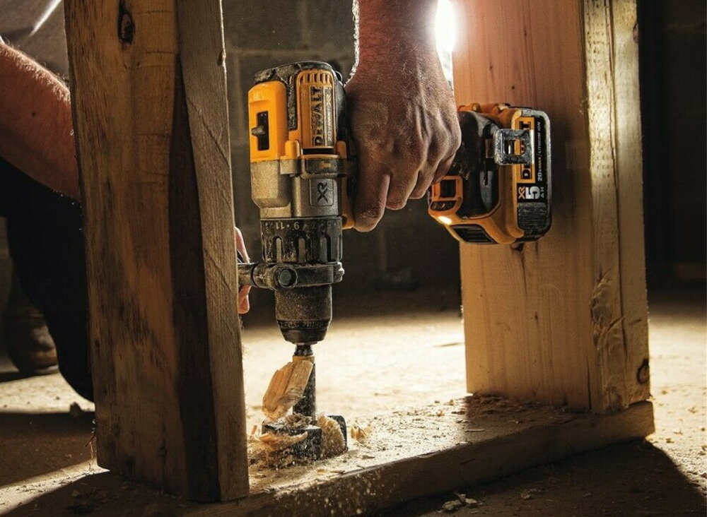 Wiertarko-wkrętarka DEWALT DCD996P3-QW solidny uchwyt kompaktowa konstrukcja w profesjonalnych warsztatach w warunkach domowych ergonomiczna rękojeść boczna antypoślizgowe tworzywo udoskonalona konstrukcja uchwytu