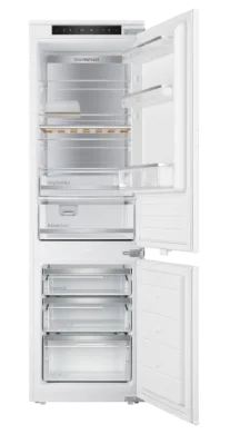 Otwarta lodówka z widocznymi półkami i szufladami, na górze panel sterowania z wyświetlaczem. Wewnątrz widoczne są napisy: \'NoFrost\', \'VitControl Plus\', \'FreshZone\'.