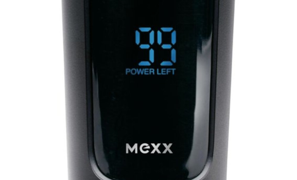 Na czarnym wyświetlaczu golarki widoczny jest niebieski napis \'99 POWER LEFT\'. Poniżej znajduje się logo \'MEXX\'.