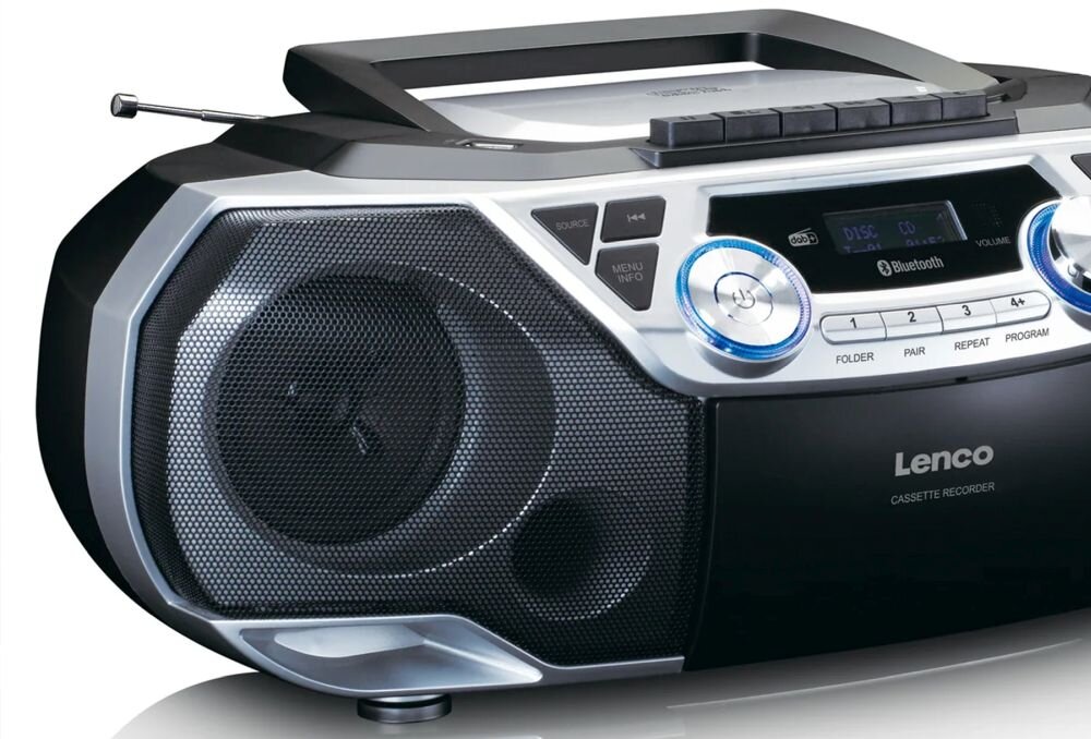 Radioodtwarzacz w kolorze czarno-srebrnym z widocznym logo \'Lenco\' i napisem \'CASSETTE RECORDER\'. Na panelu znajdują się przyciski, pokrętła oraz wyświetlacz z tekstem \'Bluetooth\'.