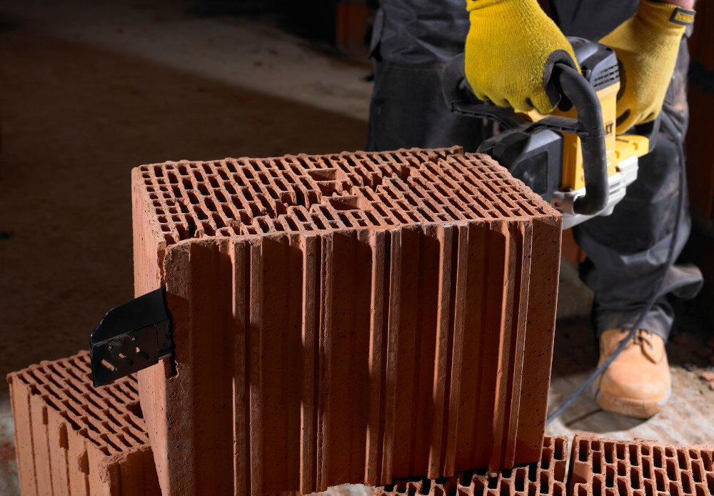 Piła szablasta DEWALT Aligator DCS396N-XJ do szybkiego cięcia wszelkich elementów konstrukcyjnych i budowlanych do cięcia bloczków betonu konstrukcyjnych i płyt gipsowo-kartonowych