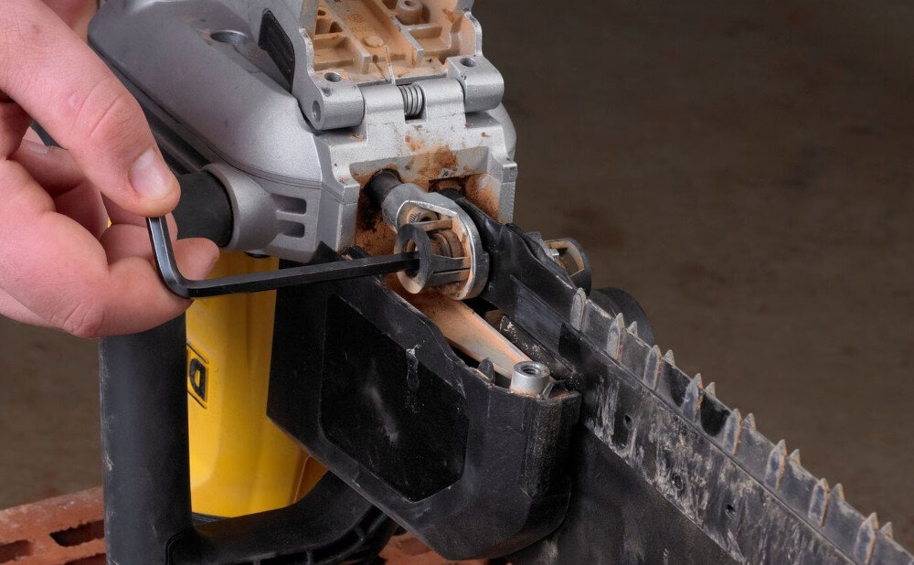 Piła szablasta DEWALT Aligator DCS396N-XJ funkcjonalny uchwyt narzędziowy nie wymaga zastosowania jakichkolwiek narzędzi