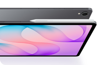 Tablet Samsung Galaxy Tab S12+ pokazany z przodu i tyłu z rysikiem S Pen Tablet w kolorze szarym z dużym ekranem wyświetlającym kolorowe, abstrakcyjne wzory. Obok tabletu znajduje się biały rysik.