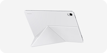 Tablet w kolorze szarym z widocznym logo Samsung na obudowie. Urządzenie jest ustawione na stojaku, a w rogu znajduje się aparat.