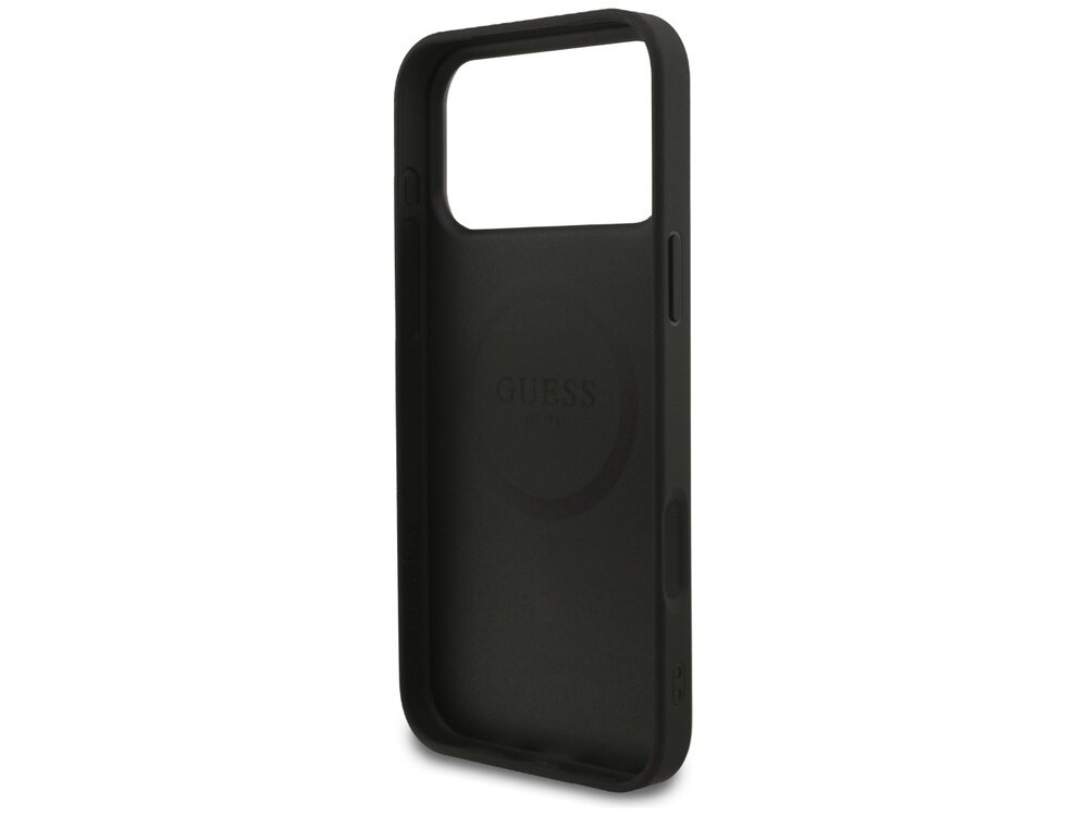 Czarne etui na telefon z wycięciem na aparat i logo GUESS wewnątrz. Etui ma gładką powierzchnię i jest przeznaczone do urządzeń z funkcją MagSafe.