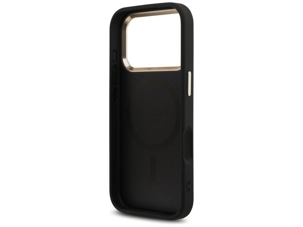 Czarne etui na telefon z dużym otworem na aparat i złotym wykończeniem wokół krawędzi. Na wewnętrznej stronie widoczny jest napis \'GUESS\'.