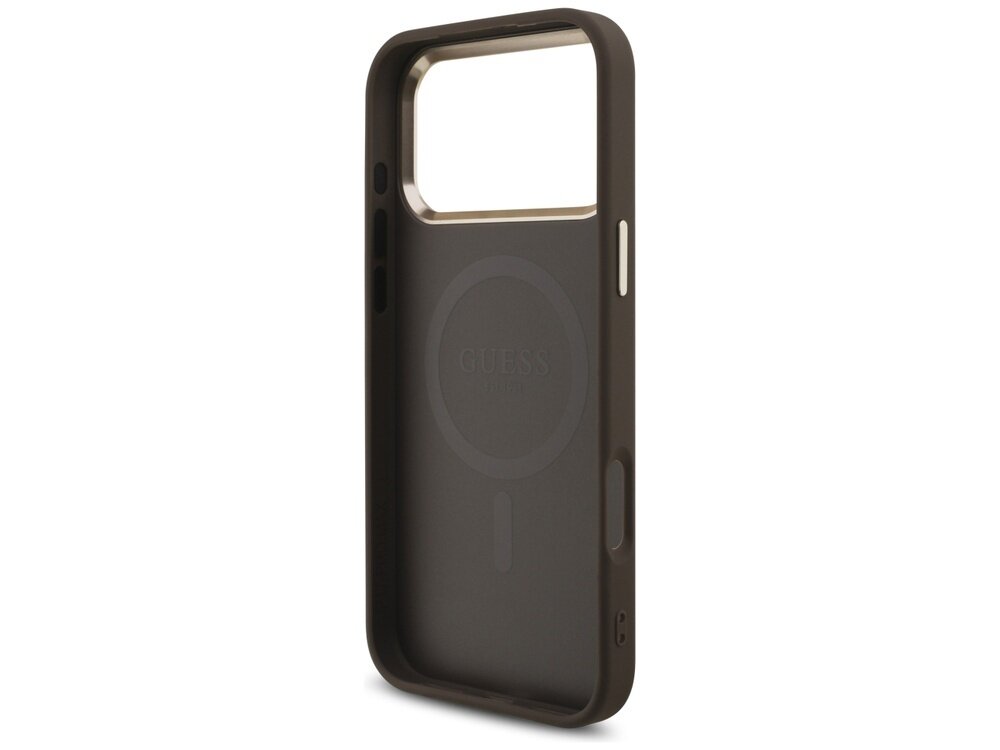 Brązowe etui na telefon z dużym otworem na aparat i napisem \'GUESS\' wewnątrz. Widoczny jest okrągły wzór sugerujący kompatybilność z MagSafe.