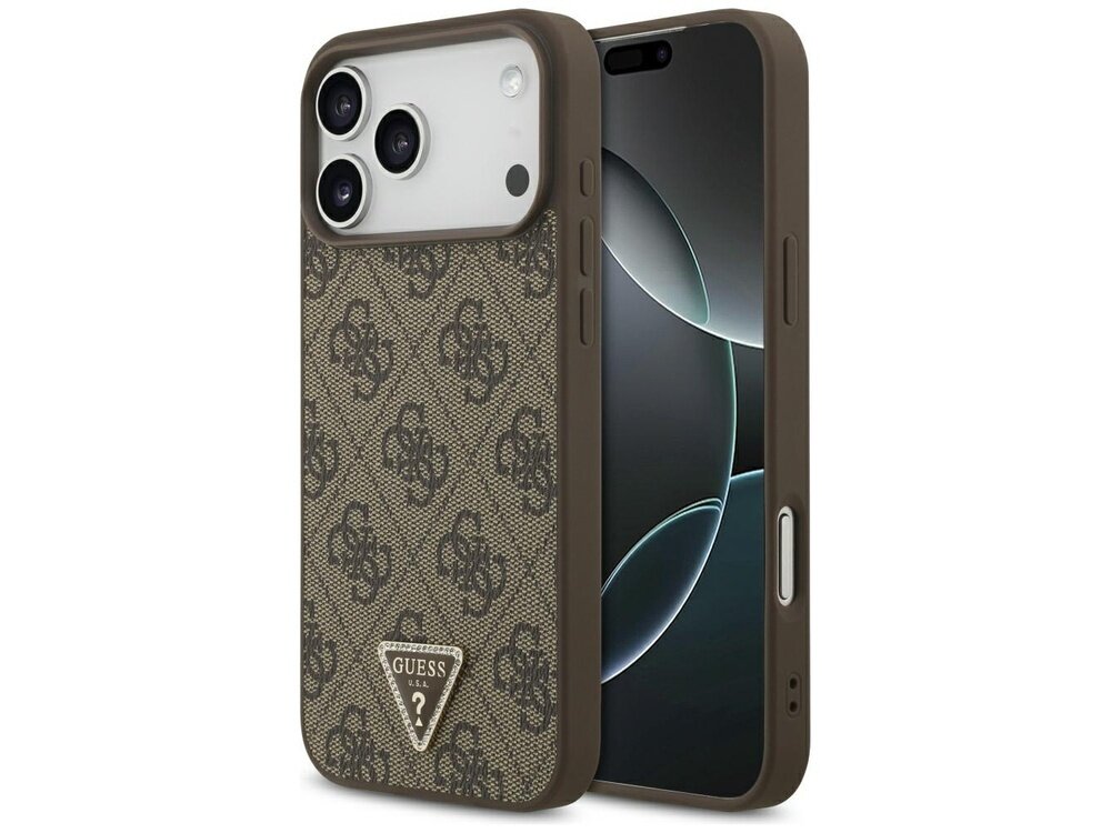 Brązowe etui na telefon z wzorem 4G i trójkątnym logo GUESS na dole. Etui jest dopasowane do telefonu z trzema aparatami i wyświetlaczem z wycięciem na kamerę.