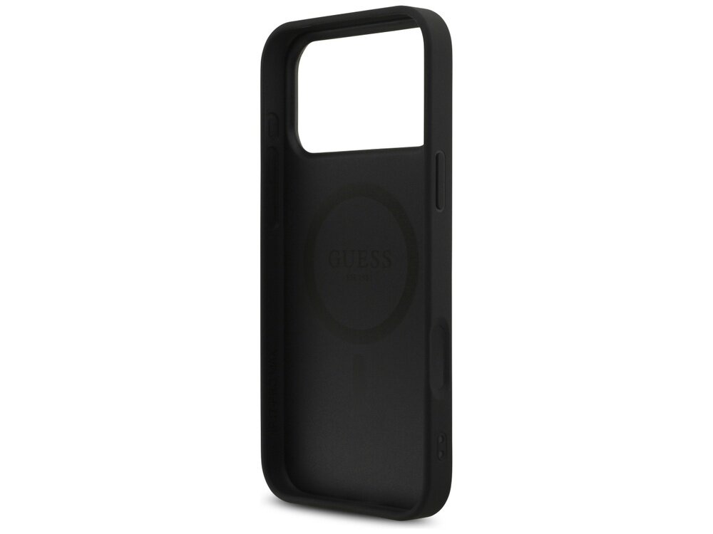 Czarne etui na telefon z dużym otworem na aparat i napisem \'GUESS\' wewnątrz. Etui ma gładką powierzchnię i jest przeznaczone do urządzeń z funkcją MagSafe.