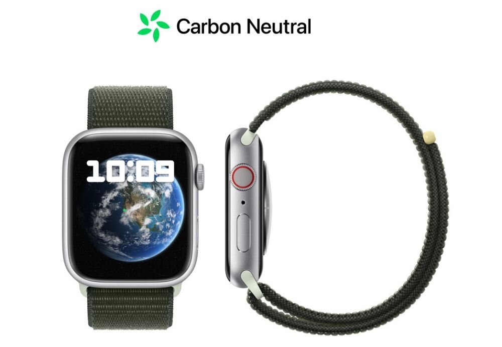Na obrazie widoczny jest zegarek z wyświetlaczem pokazującym godzinę 10:09 oraz widokiem Ziemi. Nad zegarkiem znajduje się napis \'Carbon Neutral\' z zielonym symbolem liścia.