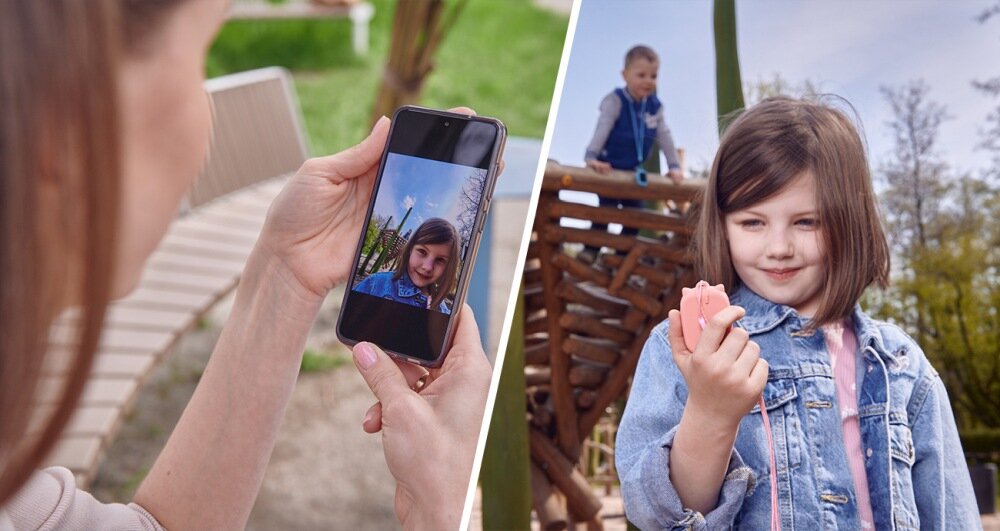 Na zdjęciu widać osobę trzymającą smartfon, na ekranie którego wyświetla się zdjęcie dziecka. Obok, dziecko na placu zabaw trzyma różowy smartwatch.