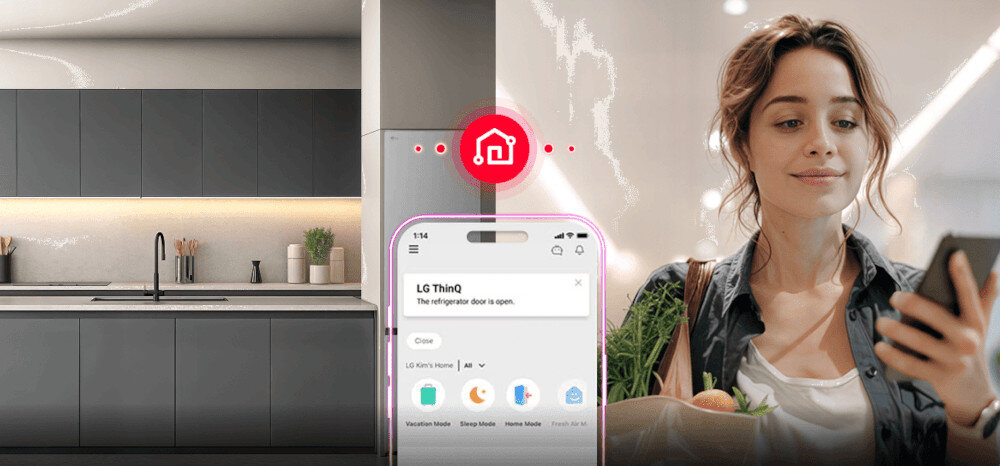 Kuchnia z ciemnymi szafkami i zlewem, obok widoczny jest ekran smartfona z aplikacją LG ThinQ z komunikatem \'The refrigerator door is open\'. Kobieta trzymająca telefon z zakupami w torbie na ramieniu.