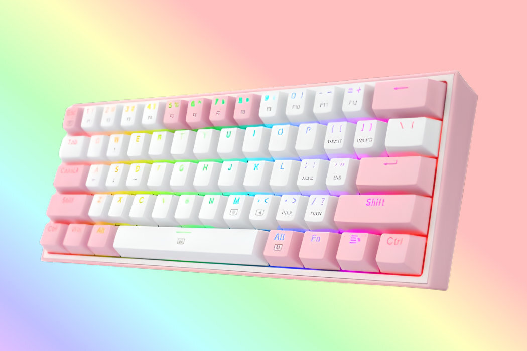 Klawiatura mechaniczna w kolorach biało-różowych z podświetleniem RGB. Widoczne klawisze mają różne kolory, a tło jest gradientowe w pastelowych odcieniach.