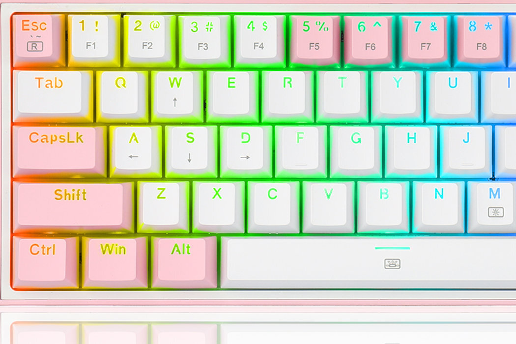 Klawiatura z białymi i różowymi klawiszami, podświetlana w kolorach tęczy. Widoczne klawisze to m.in. Esc, Tab, CapsLk, Shift, Ctrl, Win, Alt oraz litery i cyfry z przypisanymi funkcjami F1-F8.