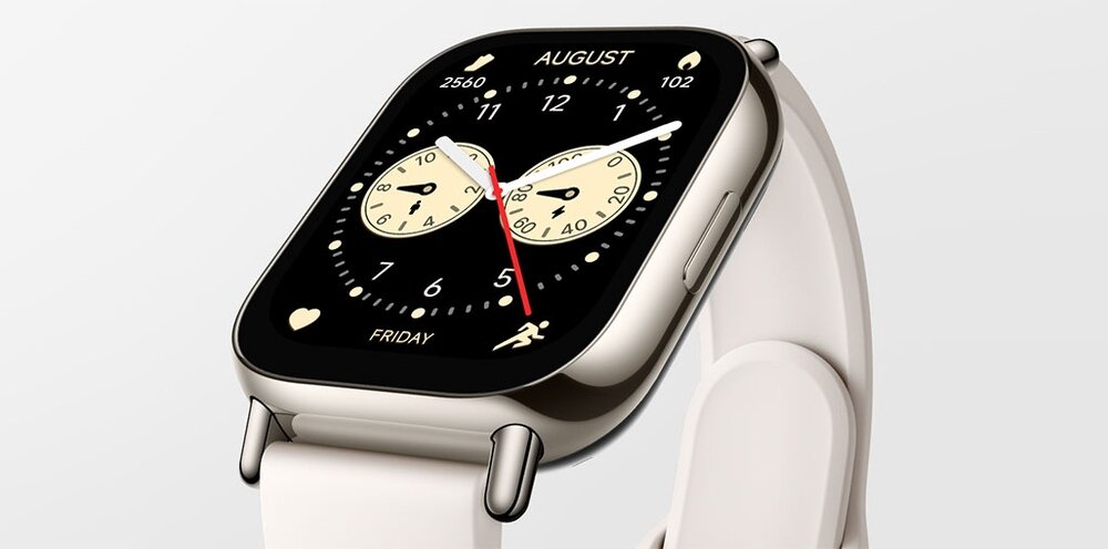 Smartwatch z prostokątnym wyświetlaczem, na którym widoczna jest tarcza zegara z dwoma okrągłymi wskaźnikami oraz datą \'AUGUST\' i dniem tygodnia \'FRIDAY\'. Pasek zegarka jest jasny, a na ekranie widoczne są także ikony i liczby, takie jak \'2560\' i \'102\'.