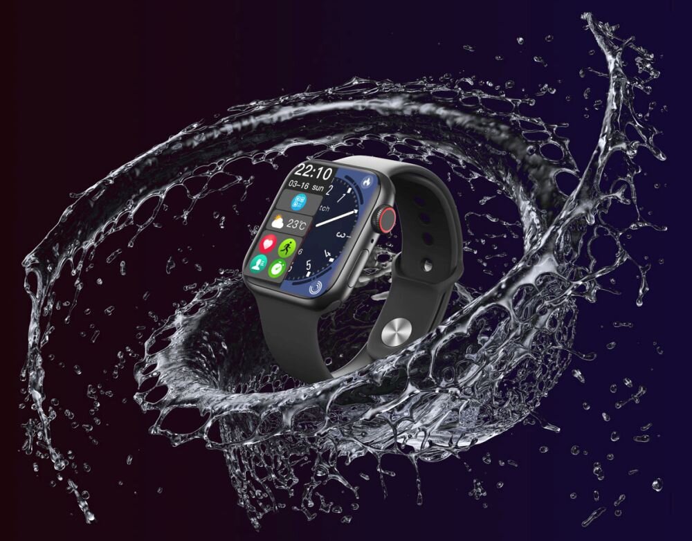 Smartwatch z czarnym paskiem unosi się w dynamicznej kompozycji z wodą. Na ekranie widoczne są ikony aplikacji oraz godzina 22:10, data 03-16, niedziela i temperatura 23°C.