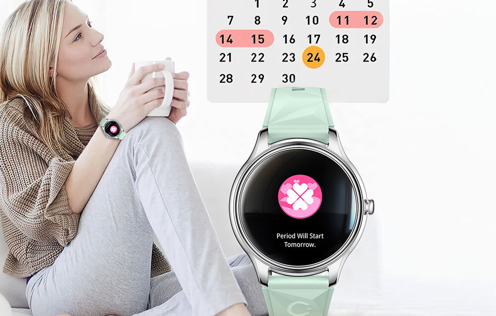 Kobieta siedzi z kubkiem, nosząc smartwatch z wyświetlaczem pokazującym ikonę i tekst \'Period Will Start Tomorrow\'. W tle widoczny jest kalendarz z zaznaczonymi datami.