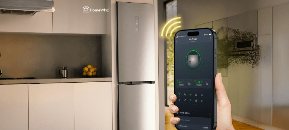 LODÓWKA WHIRLPOOL WHK 26413 X6EA1 Smartfon z ekranem aplikacji HomeWhiz trzymany na pierwszym planie, a w tle widoczna jest lodówka w kuchni. Nad telefonem znajdują się żółte fale symbolizujące połączenie bezprzewodowe HomeWhiz zdalne sterowanie smartfon alert otwartych drzwi