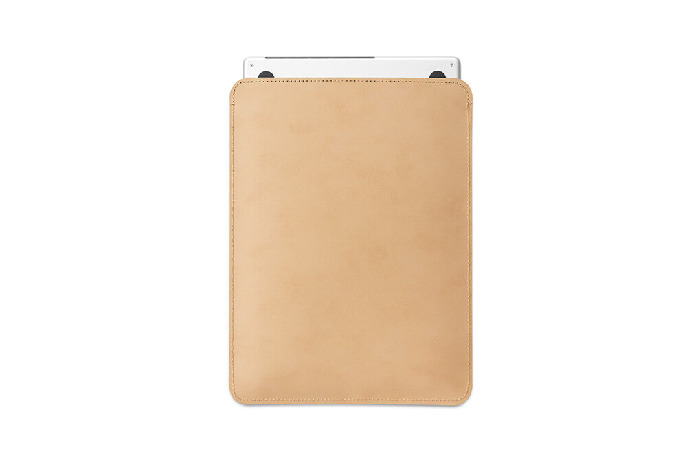 Beżowe etui na laptopa z widocznym fragmentem urządzenia wystającym z góry. Etui ma prostokątny kształt i gładką powierzchnię.