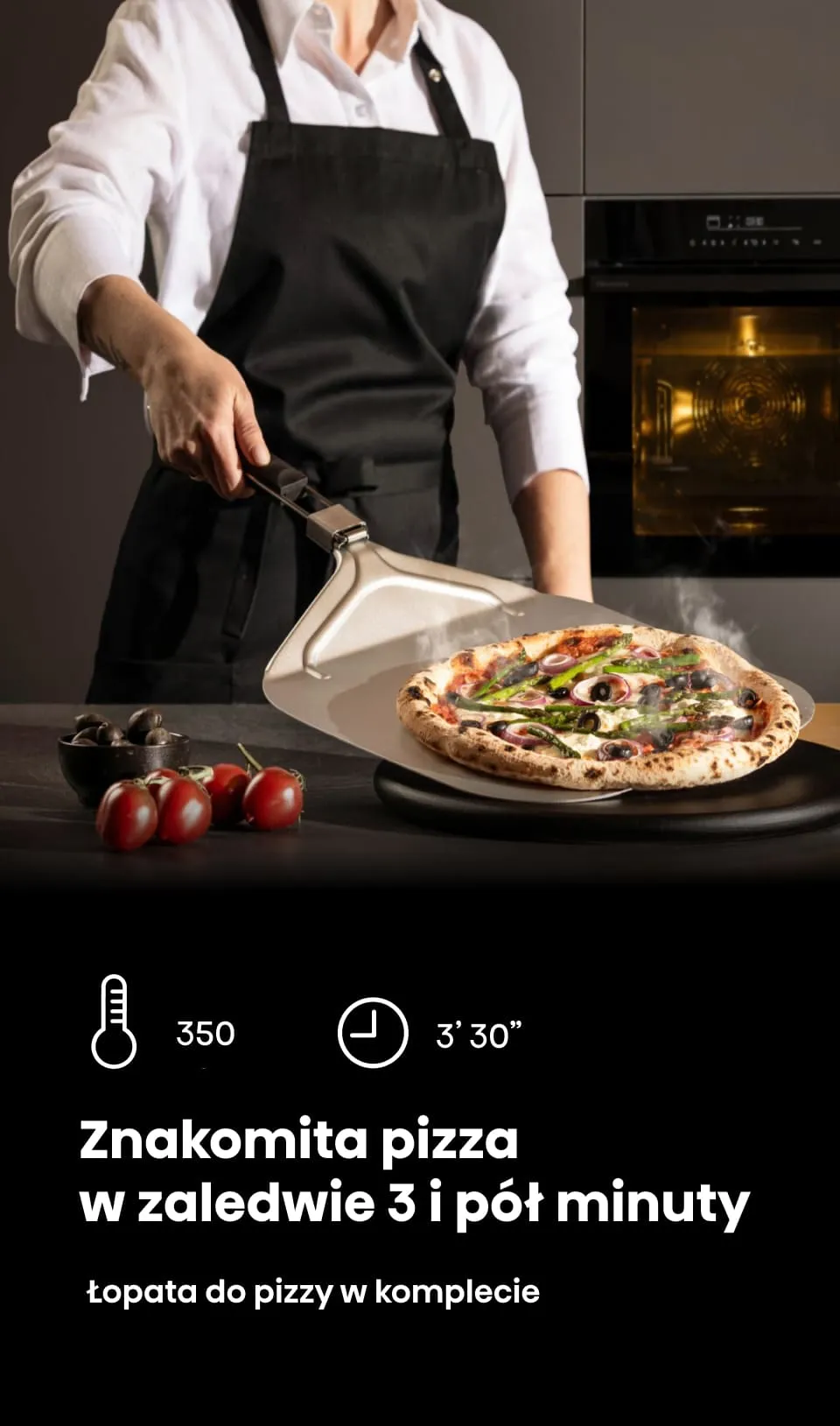 Osoba w białej koszuli i czarnym fartuchu trzyma łopatę z pizzą przed piekarnikiem. Na dole widoczny jest tekst: \'Znakomita pizza w zaledwie 3 i pół minuty. Łopata do pizzy w komplecie\'.