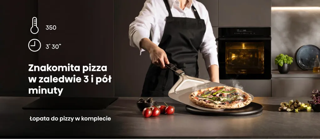 Osoba w fartuchu trzyma łopatę z pizzą nad blatem kuchennym, w tle widoczny jest czarny piekarnik. Na obrazie znajduje się tekst: \'Znakomita pizza w zaledwie 3 i pół minuty\', \'Łopata do pizzy w komplecie\', oraz ikony z temperaturą 350 i czasem 3\'30\