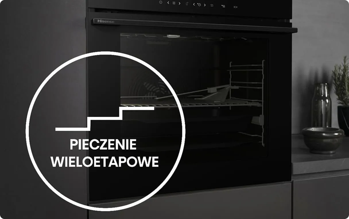 Czarny piekarnik z widocznym logo \'Hisense\' na górnej krawędzi. Na drzwiach piekarnika znajduje się napis \'PIECZENIE WIELOETAPOWE\' w okręgu.
