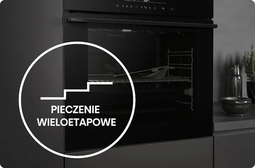 Czarny piekarnik z widocznym logo \'Hisense\' na górnej krawędzi. Na drzwiach piekarnika znajduje się okrągły symbol z napisem \'PIECZENIE WIELOETAPOWE\'.