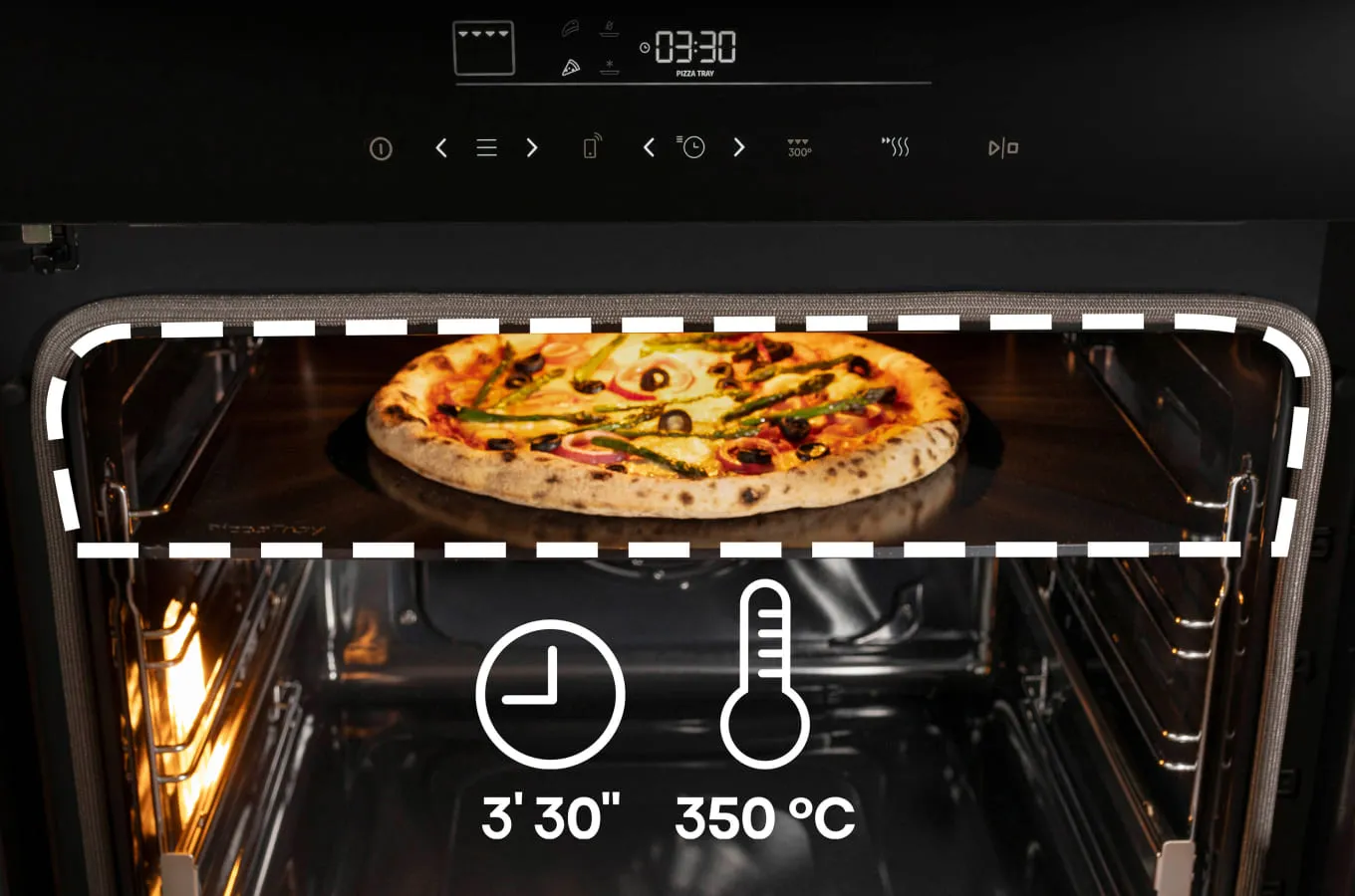 Wnętrze piekarnika z widoczną pizzą na ruszcie, na panelu wyświetlacz pokazuje czas 03:30. Na dole obrazu ikony zegara i termometru z napisami \'3\'30\