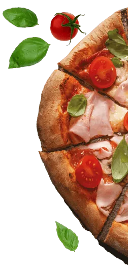 Na obrazie widoczny jest kawałek pizzy z plasterkami pomidora, szynką i liśćmi bazylii. Obok pizzy znajdują się dodatkowe liście bazylii i pomidorki koktajlowe.