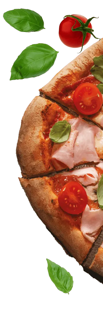 Fragment pizzy z plasterkami pomidora, szynką i liśćmi bazylii. Obok znajdują się całe pomidory i liście bazylii.